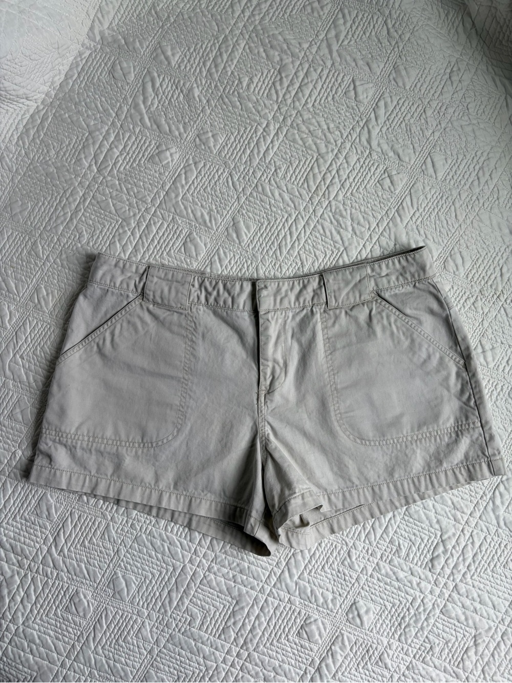 Old Navy Light Khaki Women's 100% Cotton Shorts Y2K Deep Pockets Size 14